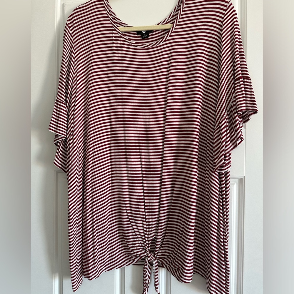 Women’s plus size 3X ruffle short sleeve tie front top.